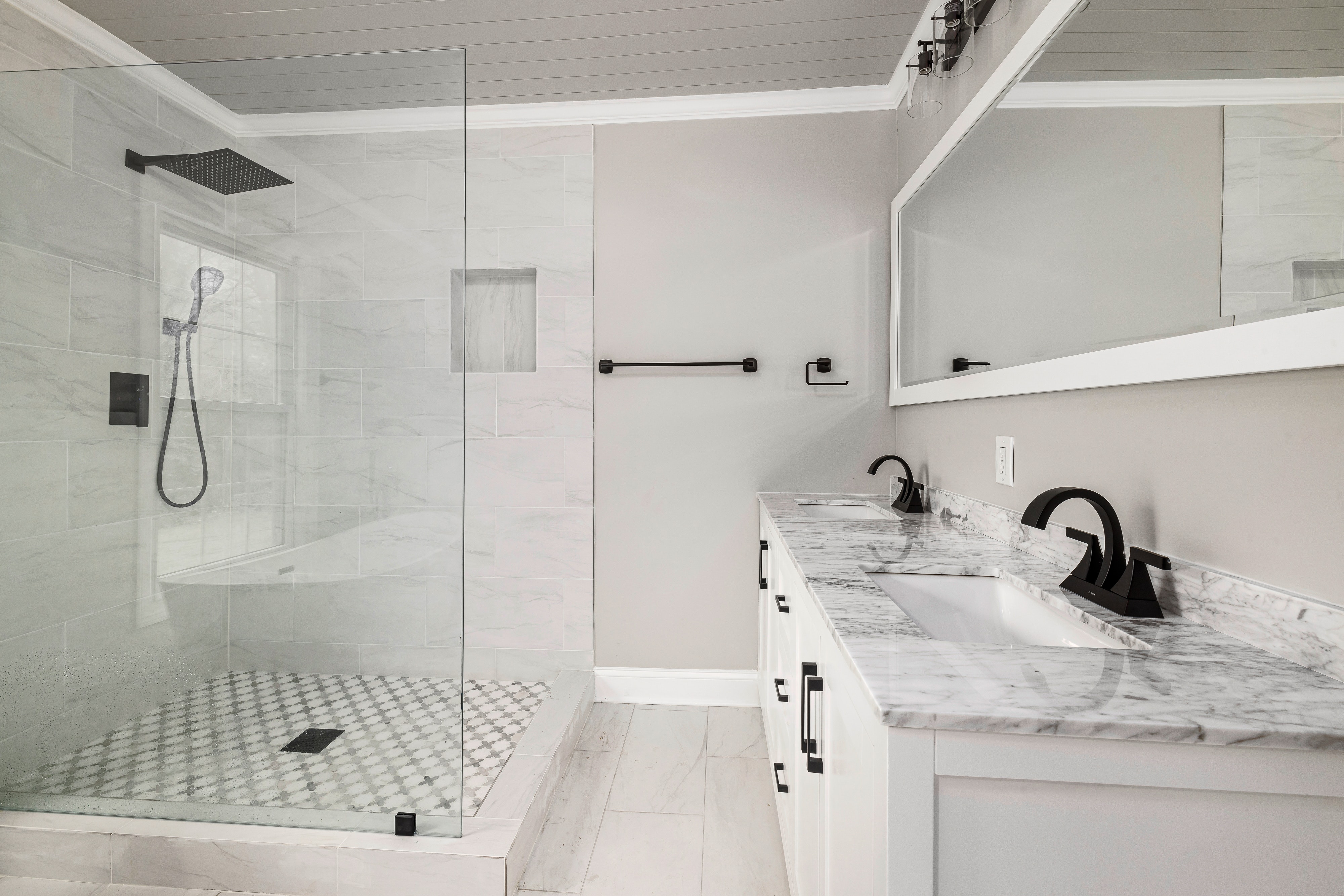 Modern shower enclosure with a dual shower system