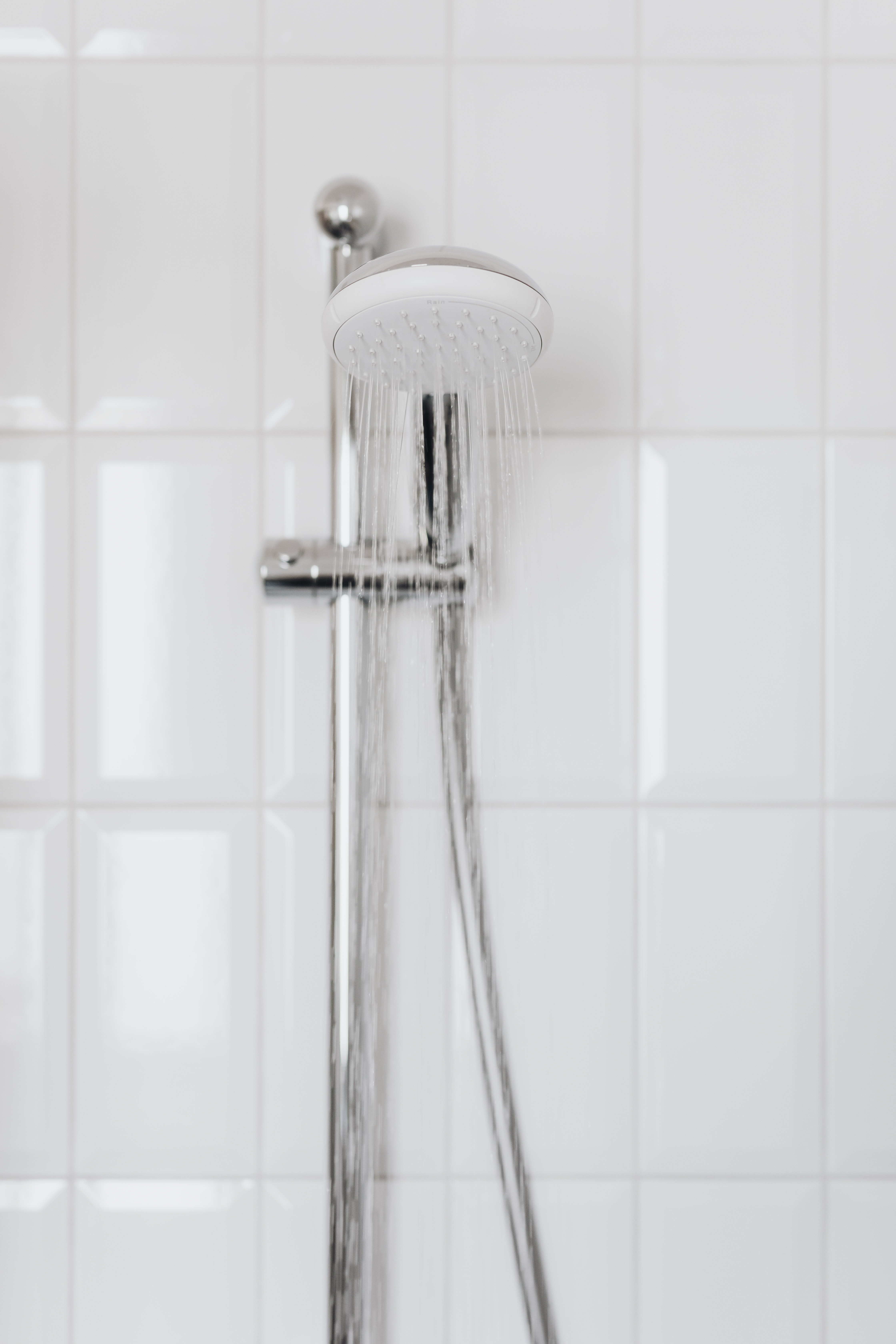 Rigid riser polished chrome shower