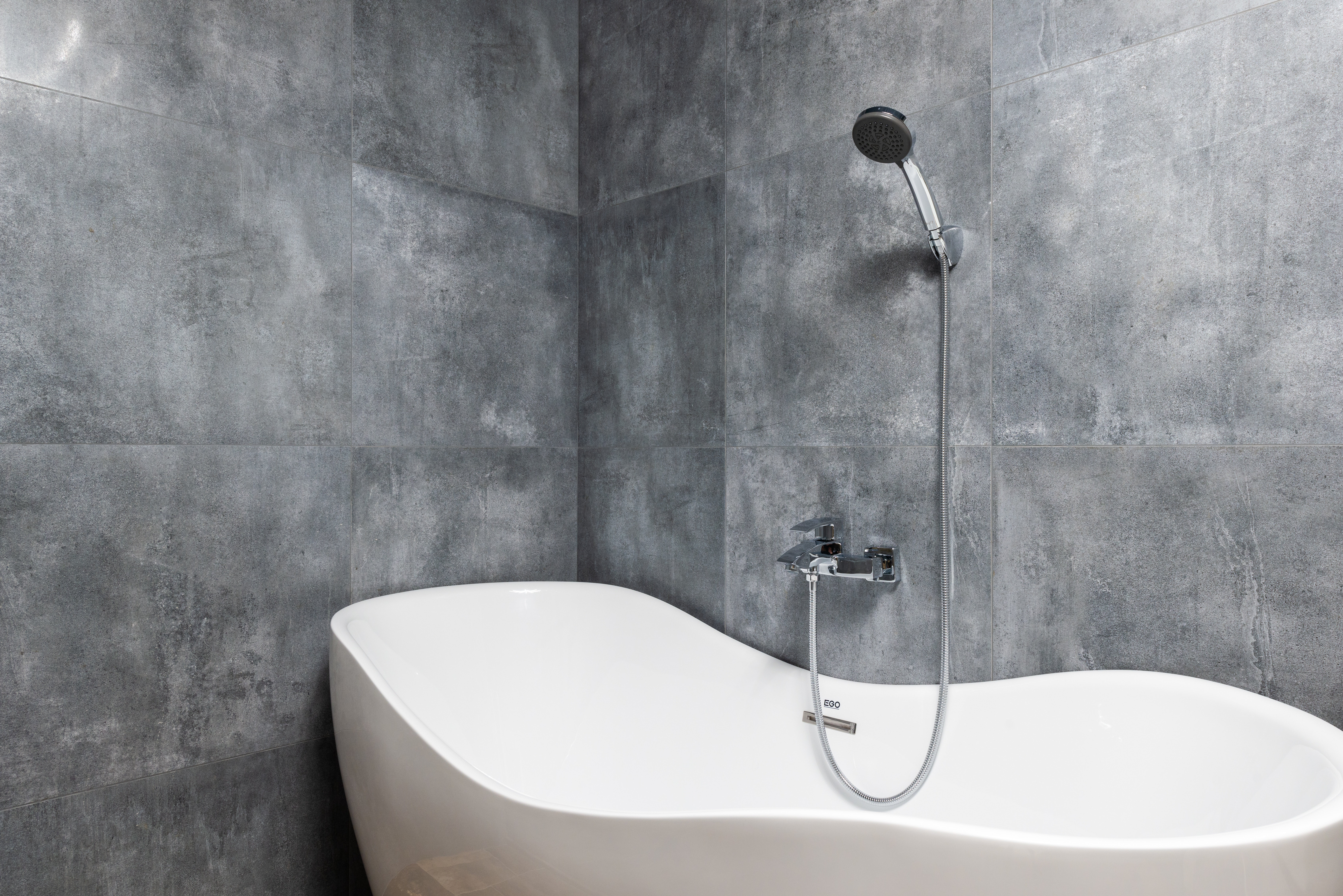 Curvy back to wall freestanding bathtub with shower